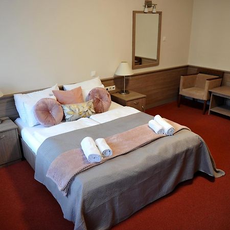 Hotel Harom Gunar Kecskemét Exteriör bild