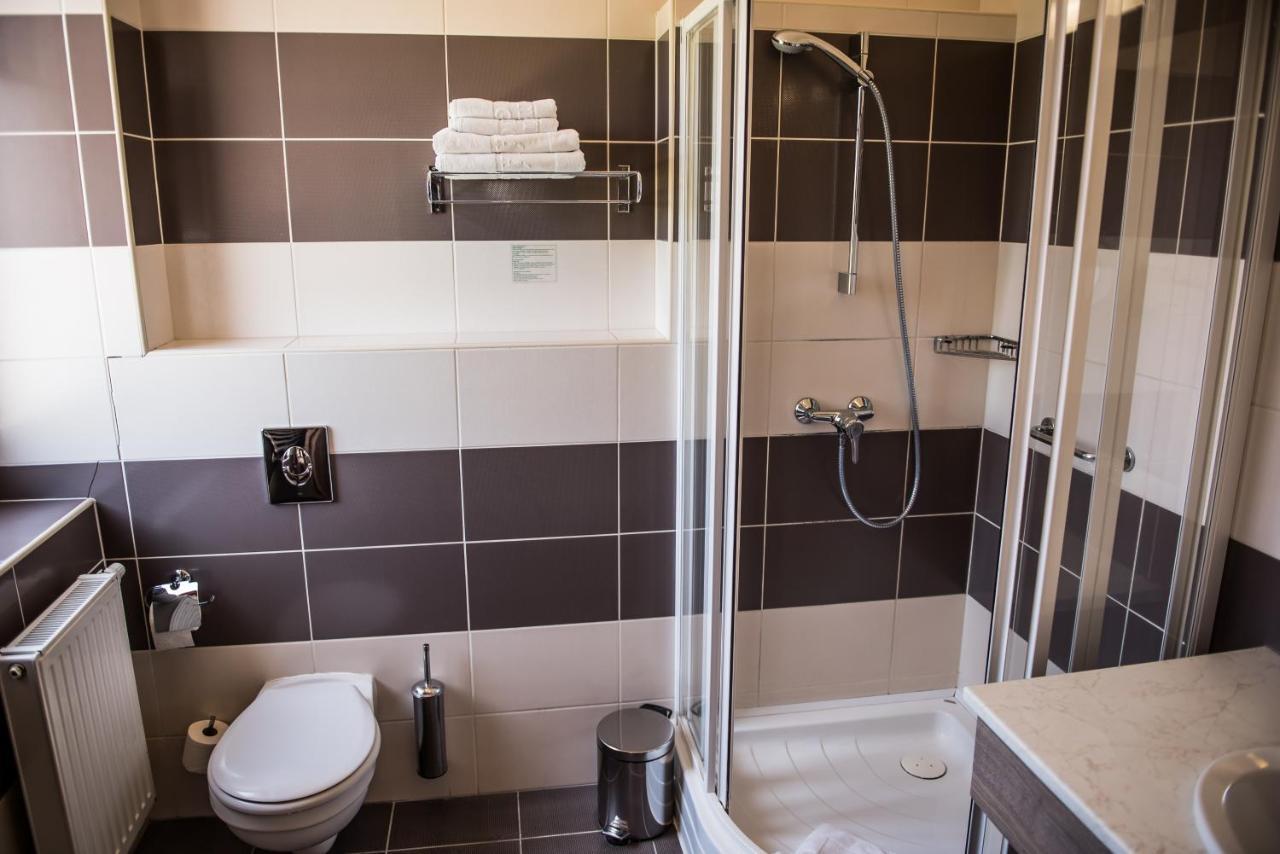 Hotel Harom Gunar Kecskemét Exteriör bild