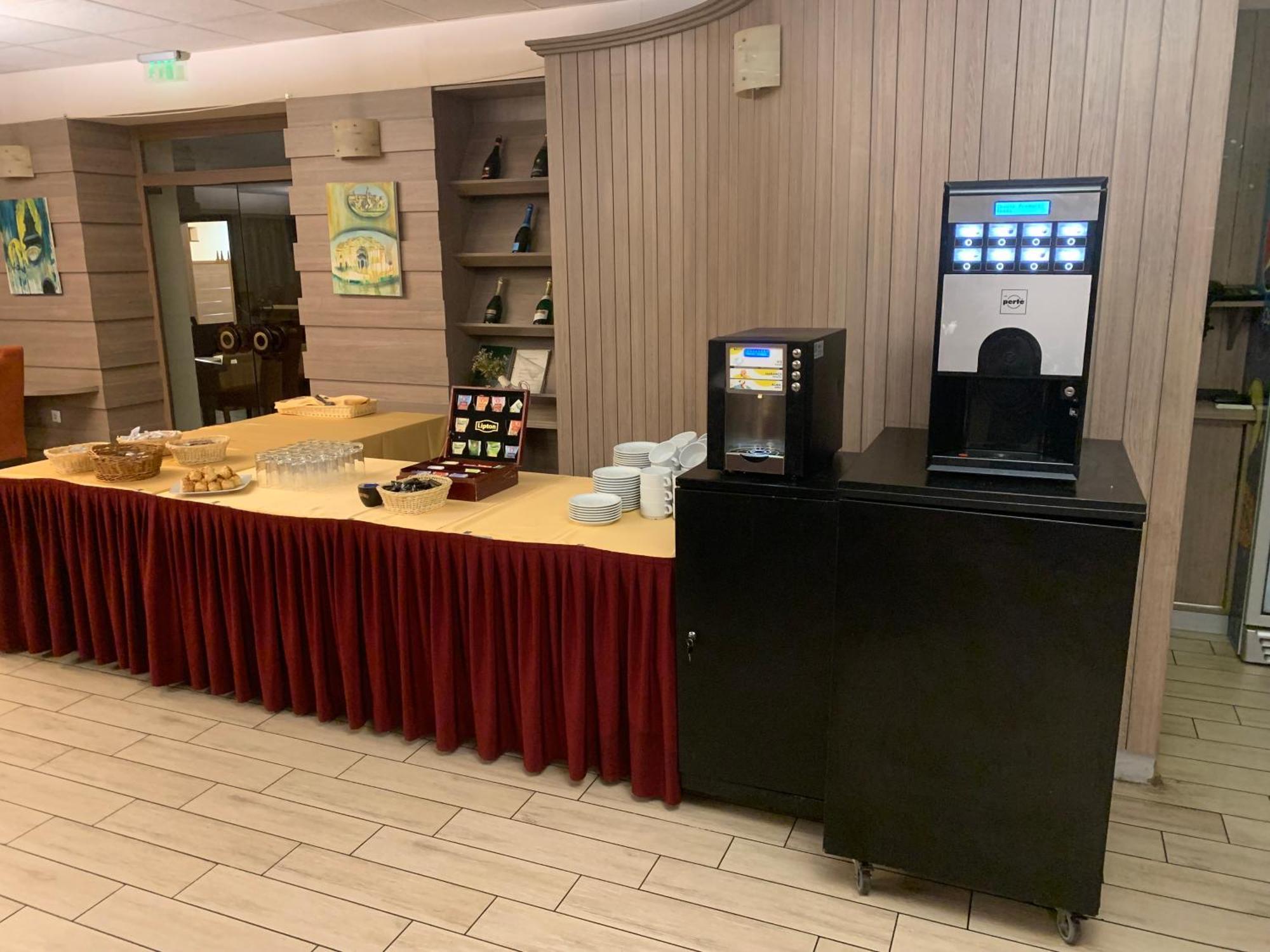 Hotel Harom Gunar Kecskemét Exteriör bild