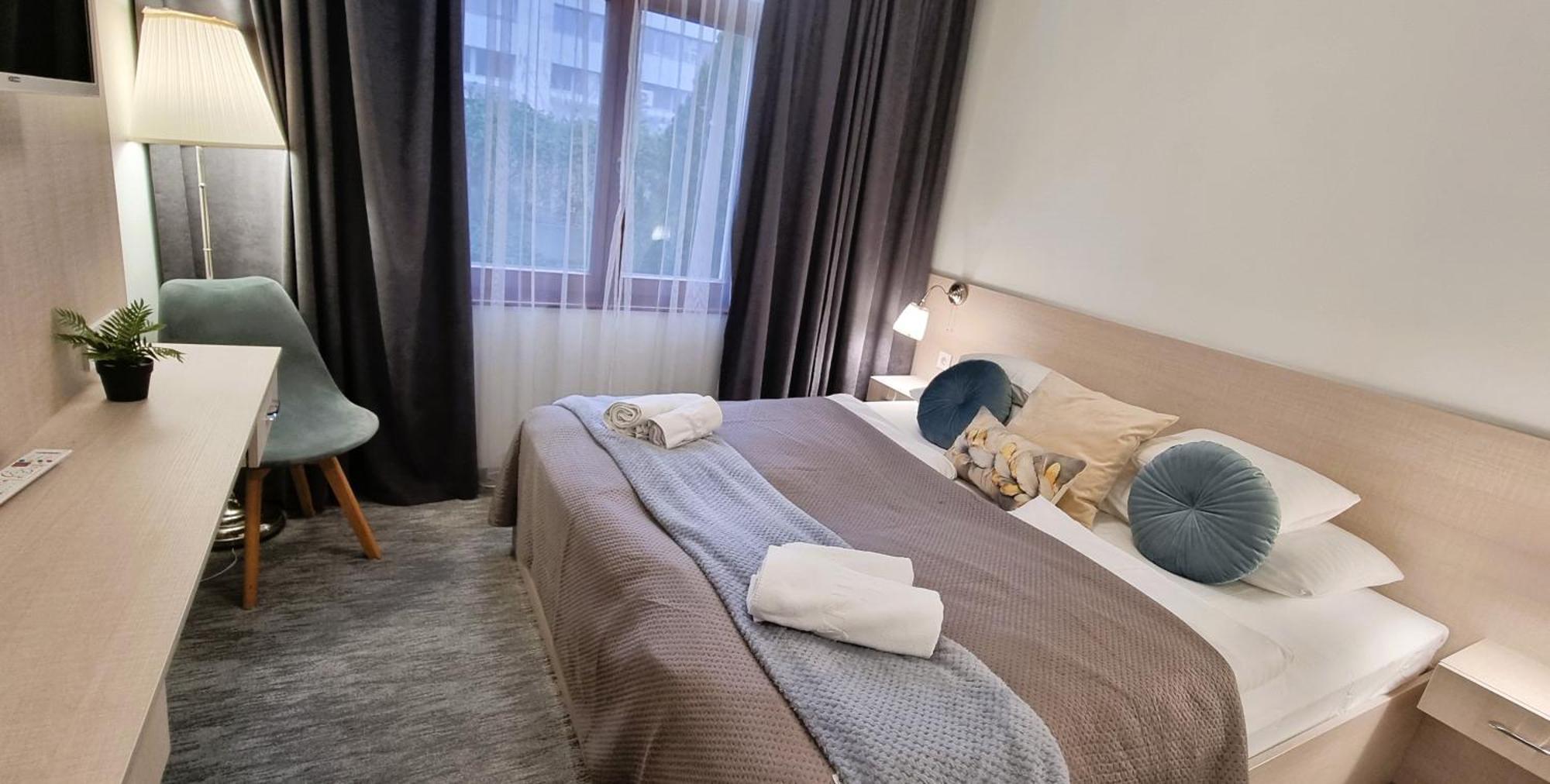 Hotel Harom Gunar Kecskemét Exteriör bild