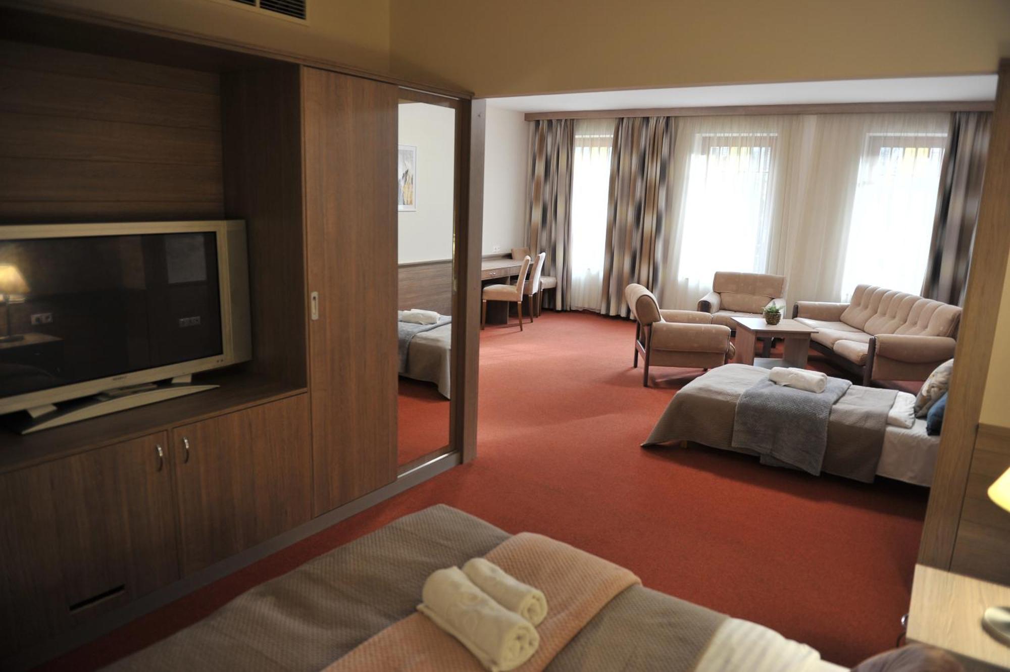 Hotel Harom Gunar Kecskemét Exteriör bild