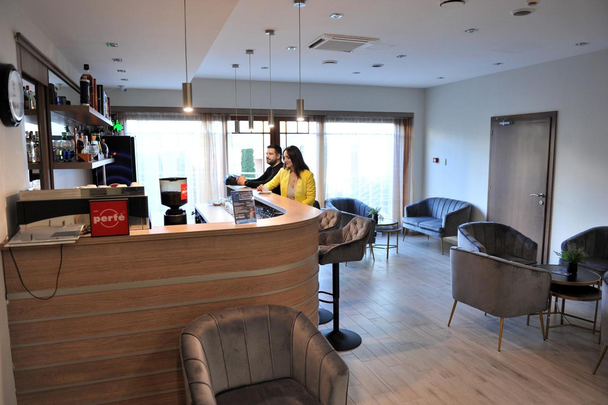Hotel Harom Gunar Kecskemét Exteriör bild