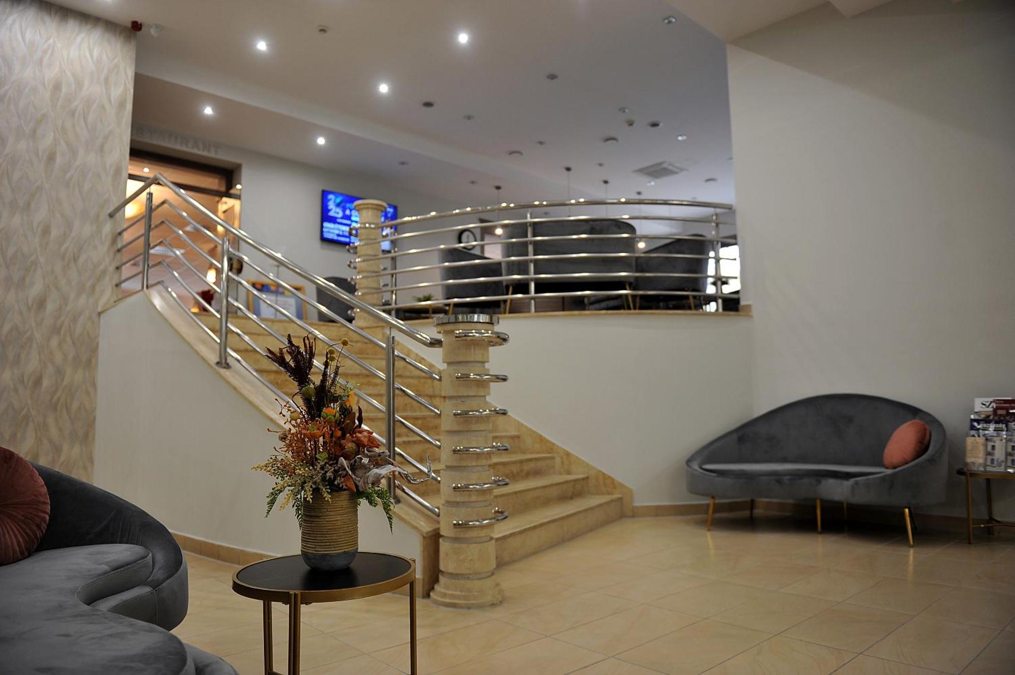 Hotel Harom Gunar Kecskemét Exteriör bild