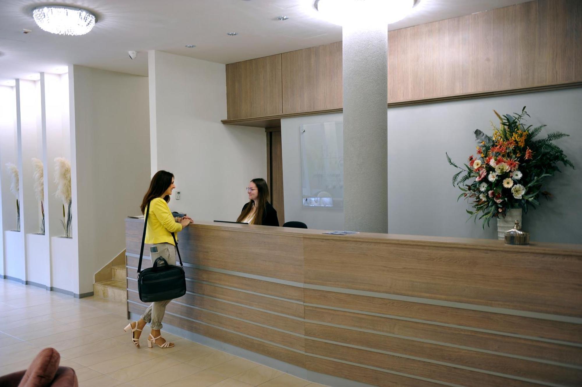 Hotel Harom Gunar Kecskemét Exteriör bild