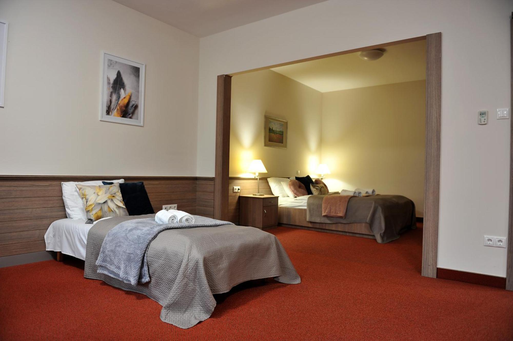 Hotel Harom Gunar Kecskemét Exteriör bild
