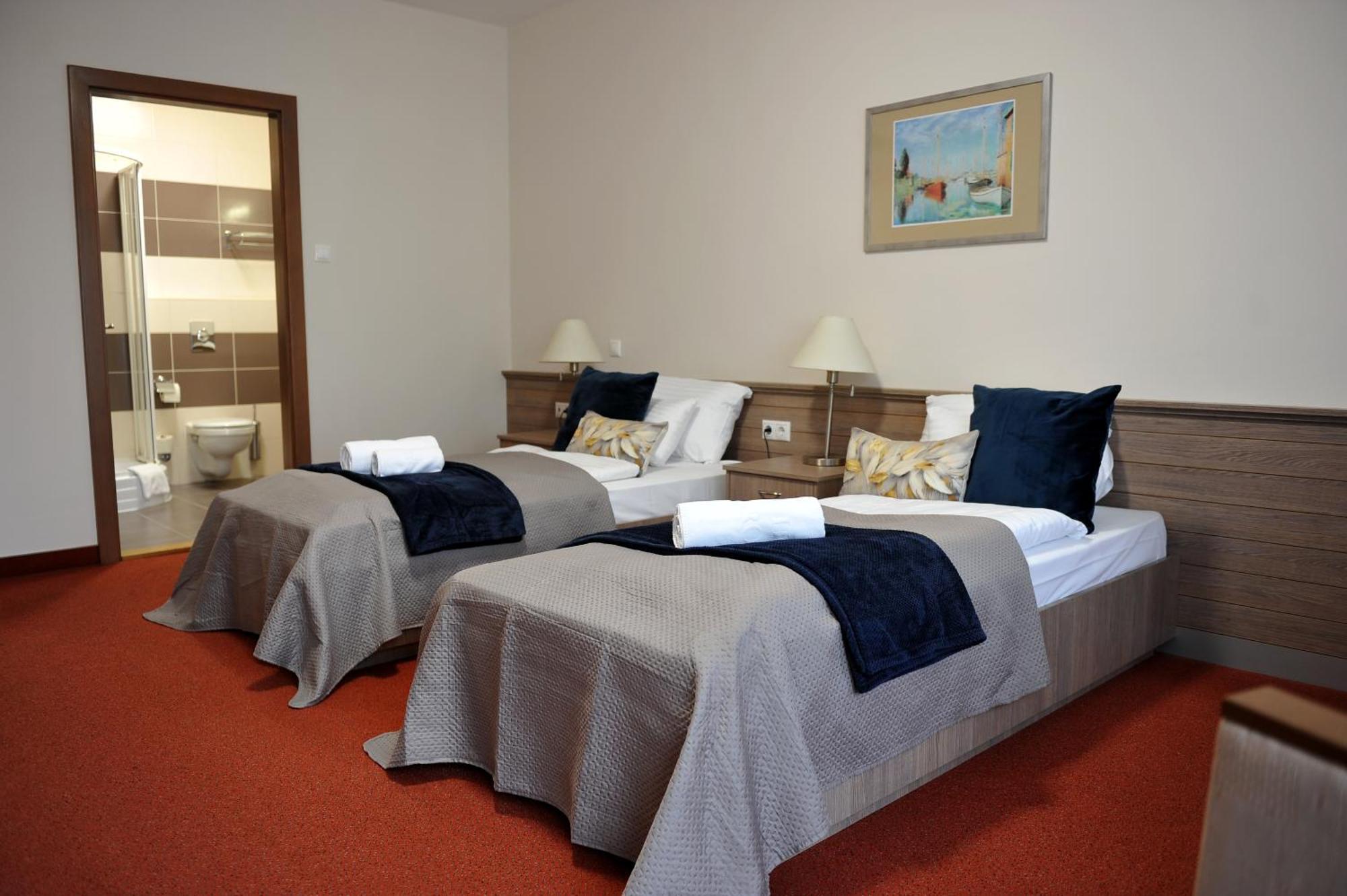 Hotel Harom Gunar Kecskemét Exteriör bild