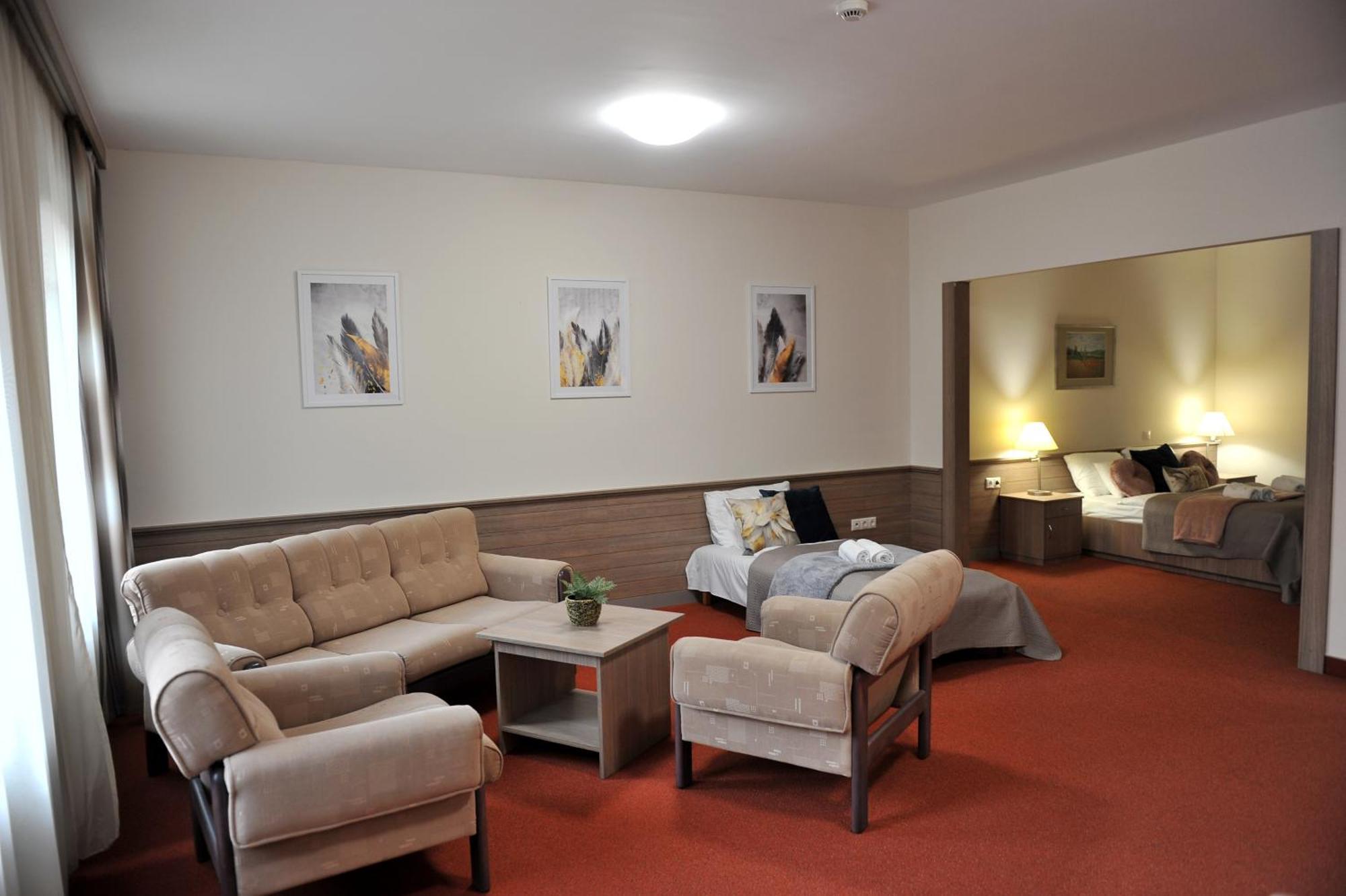 Hotel Harom Gunar Kecskemét Exteriör bild