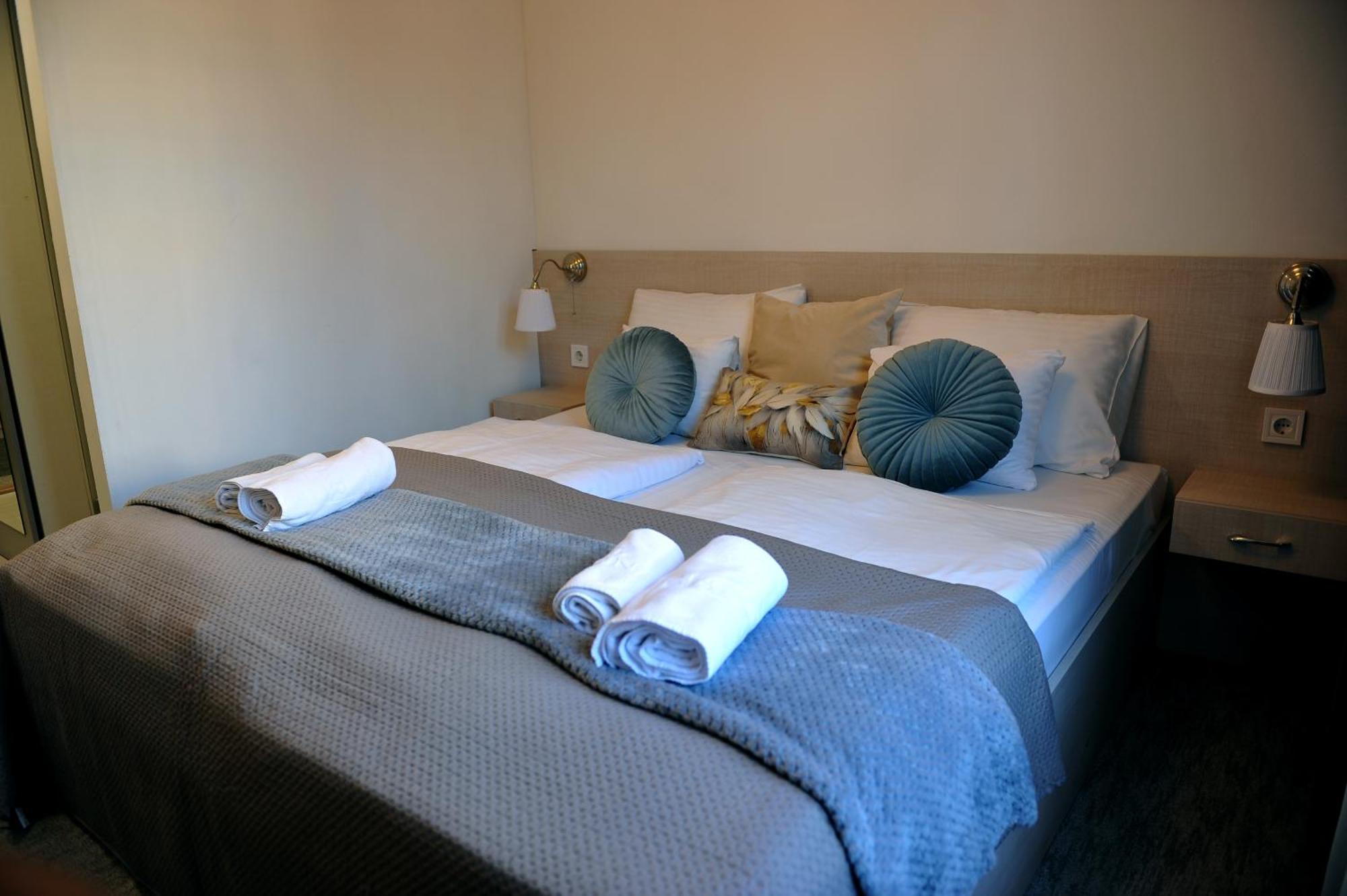 Hotel Harom Gunar Kecskemét Exteriör bild