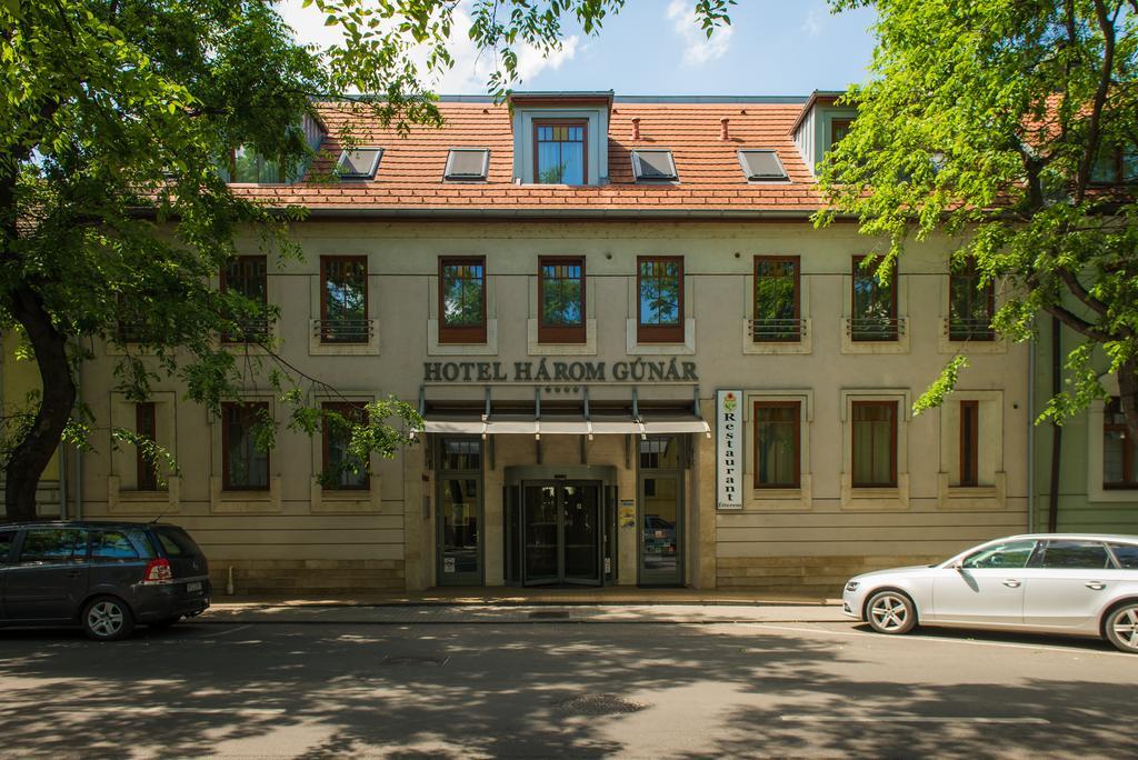 Hotel Harom Gunar Kecskemét Exteriör bild